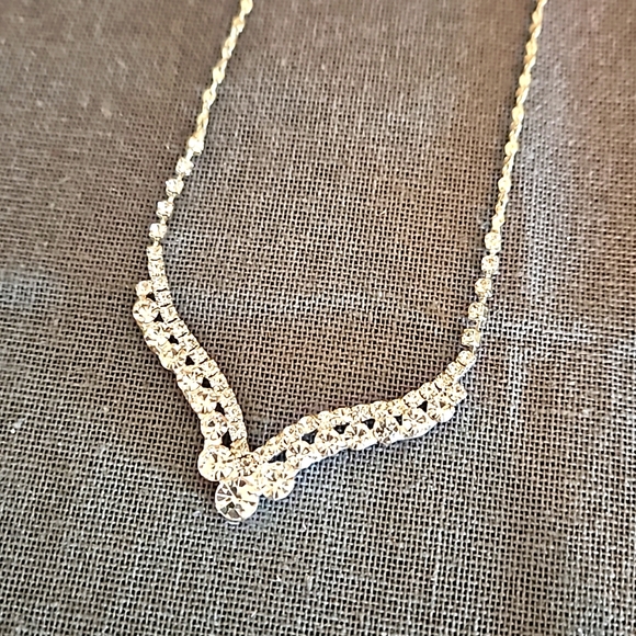 Clear crystals V necklace wedding, prom, formal lovely! Adjustable length - Picture 2 of 6